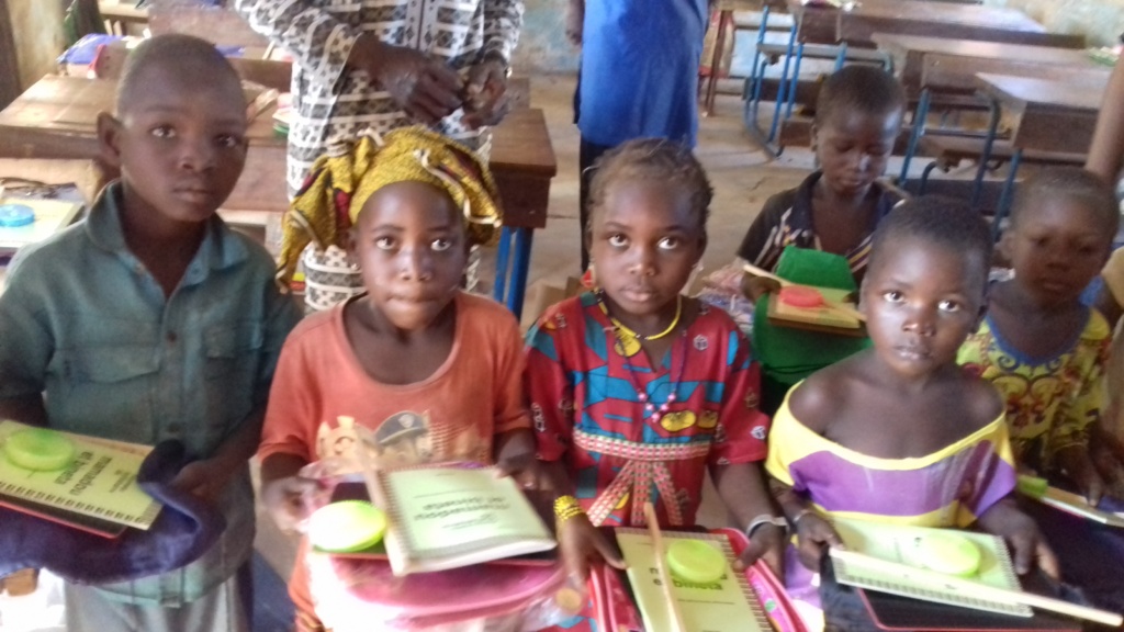 Les enfants heureux de recevoir des fournitures