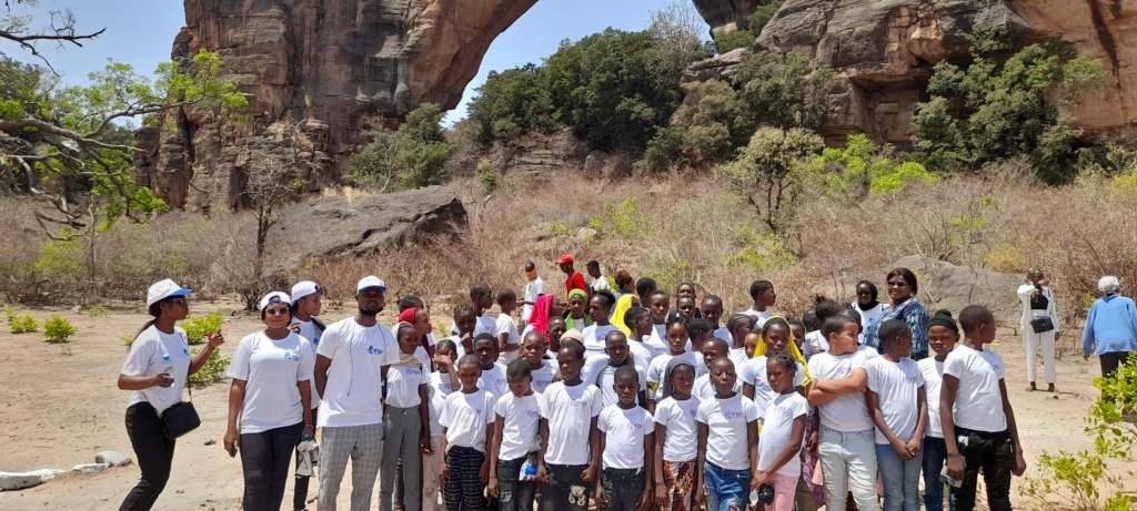 Dans le cadre de ces activités humanitaires, la Fondation Du Futur a organisé une excursion à Siby avec les élèves de Magnambougou Projet.